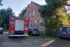 #104 08.09.2023r. Lublewo Lęborskie - gniazdo szerszeni w budynku świetlicy wiejskiej 
