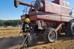 #134 03.08.2022r. Choczewo ul. Piaskowa - pożar w komorze sieczkarni kombajnu zbożowego