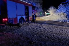 #165 09.12.2022r. Zwartówko - kabel telefoniczny stwarzający zagrożenie na skrzyżowaniu dróg