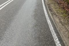 #34 12.03.2025r. Choczewo ul. Kusocińskiego - plama substancji powodującej śliskość na DP 1437G