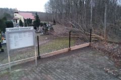 #44 20..02.2022r. Choczewo ul. Pucka - drzewo powalone na ogrodzenie cmentarza 