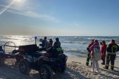 #60 10.06.2023r. Lubiatowo plaża wejście 44 - dryfujący kitesurfer w morzu