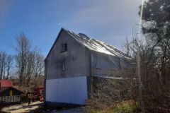 #66 12.04.2022r. Sasino ul. Morska 72 - zabezpieczenie dachu budynku po pożarze