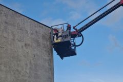 #81 26.07.2023r. Lublewo Lęborskie 14 - gniazdo szerszeni w ścianie budynku wielorodzinnego