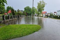 #87 01.06.2022r. Choczewo ul. Pierwszych Osadników - droga wojewódzka nr 213 zalana wodą 